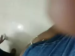 شلخته جوان با شوهرش فریب خورده می شود و او با صدای بلند ناله می کند ، اما خواستار این است که او را بیشتر عکس کس تنگ وکیرکلفت فریب دهد
