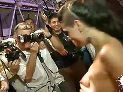 عزیزم جوان دستهای عزیزش را با عكس كس و كير دیک انگشت می زند