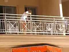 عوضی چاق توپ بازی را عكس كس وكير به گربه او اضافه می کند