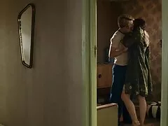 شخص دو بچ داغ فاک می کند ، لیسیدن ماسک هایشان ، فشردن باسن و سینه ها ، عكس كير در كس آنها را به سختی می کشد و در دهانشان تقدیر می کند