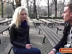 سبزه خروس را در بیرون عکس کوسو کیر از اتومبیل می مکید