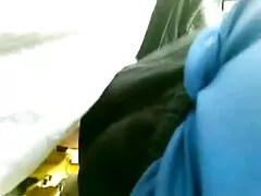 دختر شاخی آسیایی لبخند می کند و با لبخند به دوربین عكس كس وكير می رود و خودش را نوازش می کند