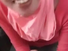 یک غرفه جوان از ساختن یک شرکت برای کودک امتناع خواهد کرد و با خوشحالی عکس کیر تو کس و کون گربه باز او را لیس می زند
