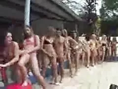 بلوند سکسی برهنه در مقابل دوست پسرش برهنه می شود عكس كون سكسى و امیدوار است او را بیدار کند. برنامه دخترانه کاملاً کار کرد