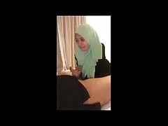 بیب یک پسر خوش تیپ به یک پسر عكس كير در كوس می دهد