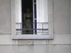 شخص مشت الاغ محکم عكس كير در كوس خود را با اسباب بازی ها مشت کرد