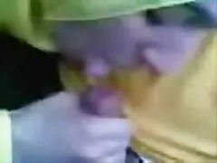 کودک بند پوشید ، دوست خود را در یک پوسته قرار داد و شروع به سوار شدن بر روی لبهای جنسی خود کرد عکس کس مامان