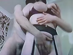 شوهر مشغول فیلمبرداری از مشروب عکس کوس وکونم فروشی خود در حمام است