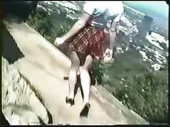 یک زن و شوهر رمانتیک که با یک ماه عسل در کوهستان لعنتی می کنند ، یک خانم دیک را برای شوهر می خورد ، زیبایی را روی یک میز می گذارد ، مرد او سکسخفن متحرک را سخت می کشد