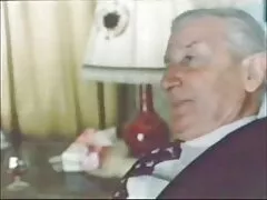 نیجر با نشسته در عکس کون وکس خارجی صندلی که انگشت خروس بزرگش را گرفته بود ، آرامش یافت